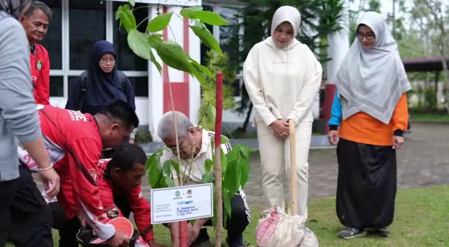 Penanaman Pohon Serentak di Halaman Kantor Gubernur Peringatan Hari Lingkungan Hidup Sedunia